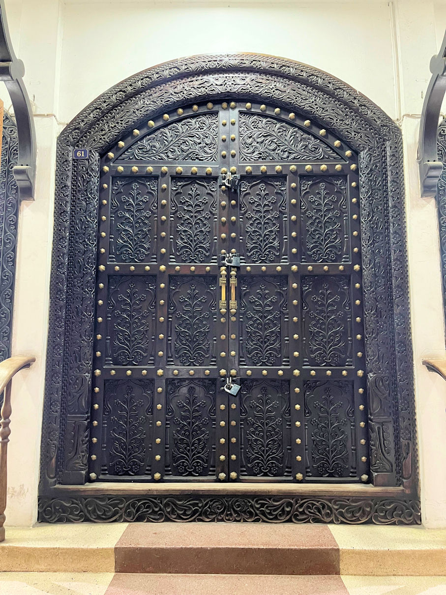 Doors of Stone Town, Zanzibar - IX  Gorgeous doors, Doors of stone, Unique  doors