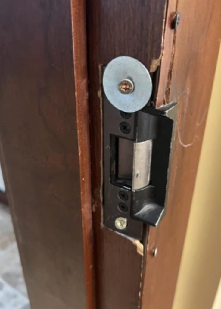 I saw today's classic Fixed-it Friday photo on the Locksmith Nation Facebook page, and I asked Allen Medvin for permission to post it here.  Allen is not responsible for this fix! 