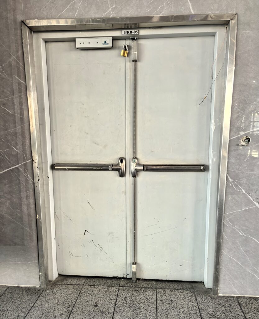 A few weeks ago I shared some information about the delayed egress locks I spotted in the Bogotá airport...I guess this is another way to 