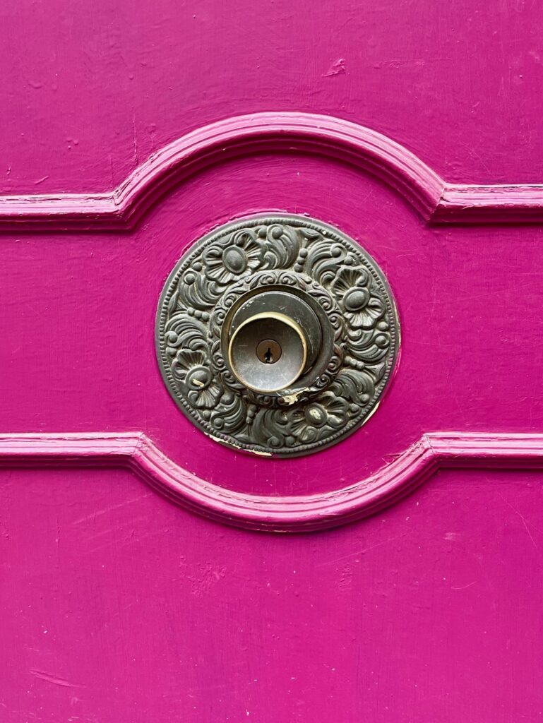 I saw these doors last week in Mexico City and I'm wordless over the lack of coordination between these amazing vintage locks and the trim on the doors.  :(