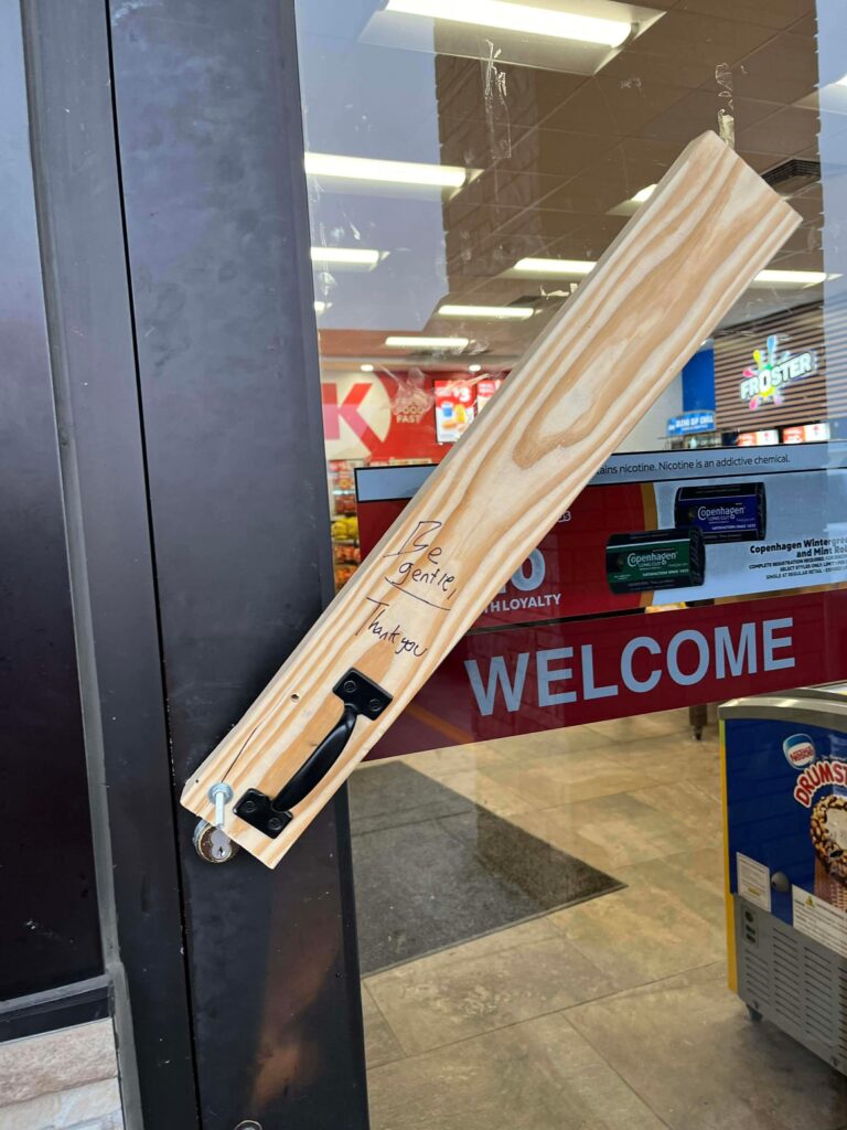 Catrinia Molitor sent me today's Wordless Wednesday photos, taken in two different gas stations.  One is the ladies' restroom and the other is the main entrance.  #wordless!