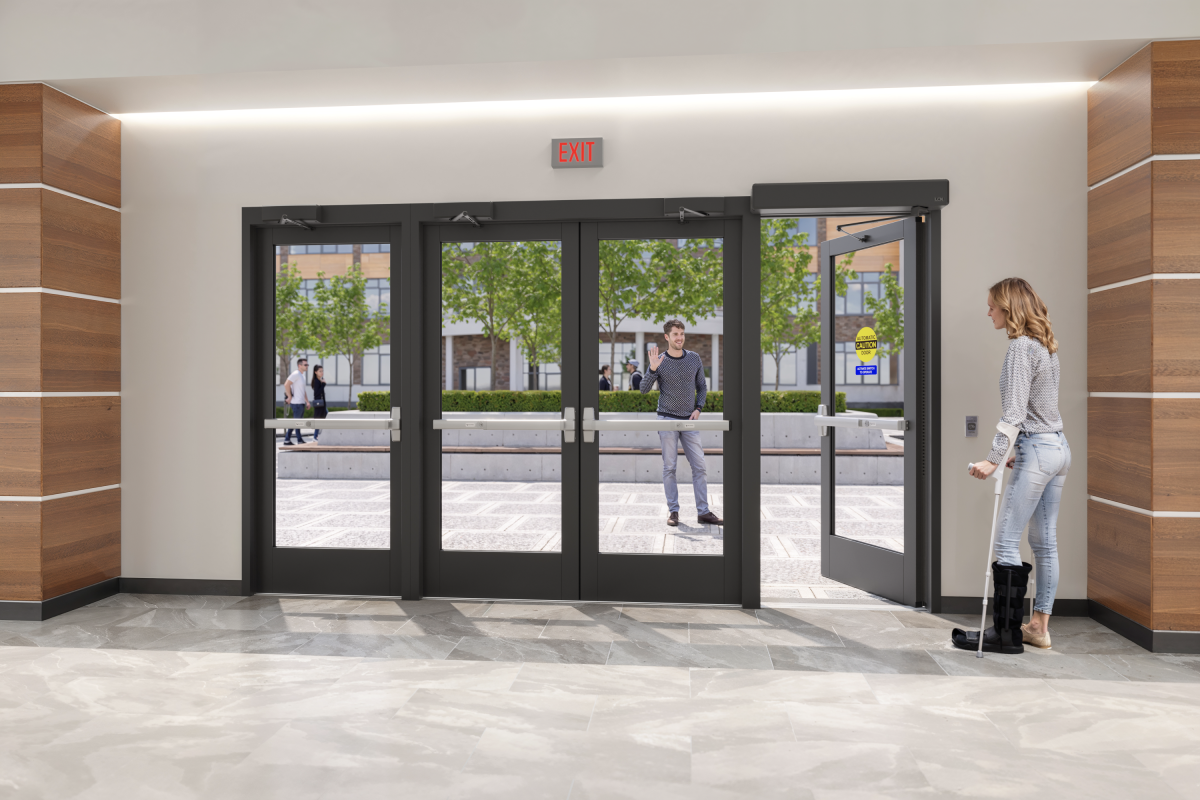 Entrance with automatic door operator