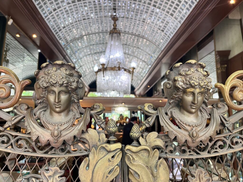 Last month I spent a couple of days in Mexico City celebrating my birthday...check out these beautiful brass gates that I saw on a jewelry store in Polanco!